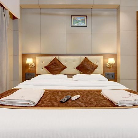 Hotel Leela Kalyān Buitenkant foto