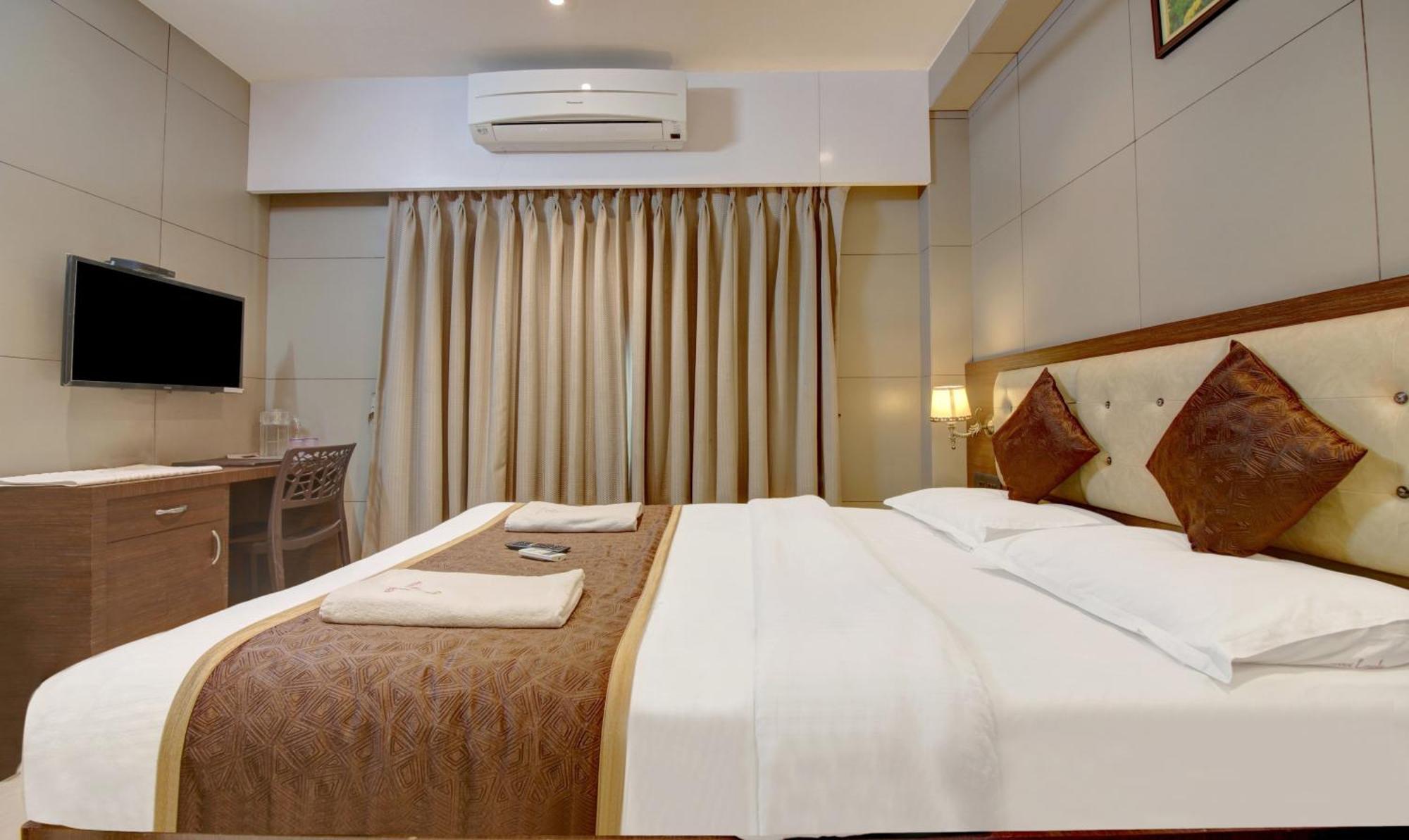 Hotel Leela Kalyān Buitenkant foto