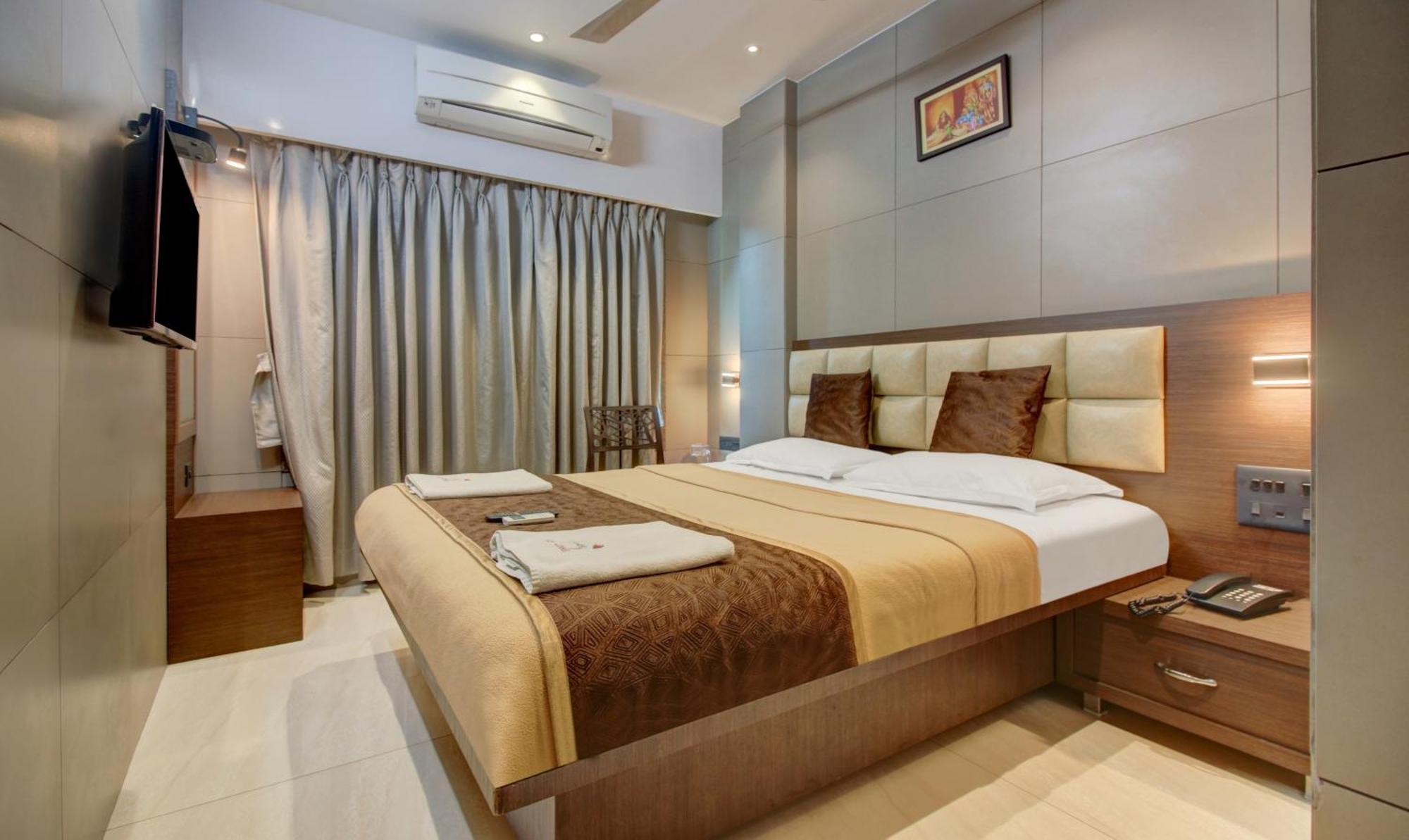 Hotel Leela Kalyān Buitenkant foto