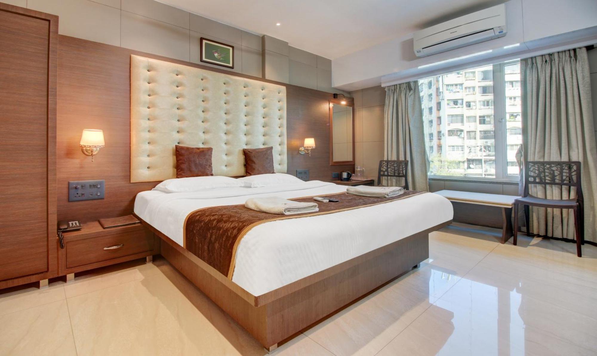 Hotel Leela Kalyān Buitenkant foto