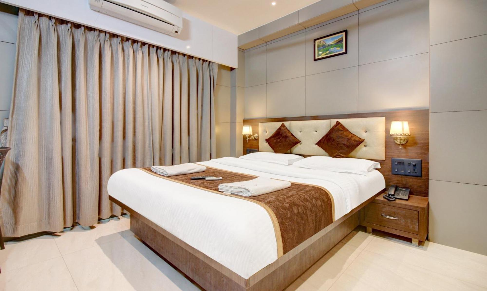 Hotel Leela Kalyān Buitenkant foto