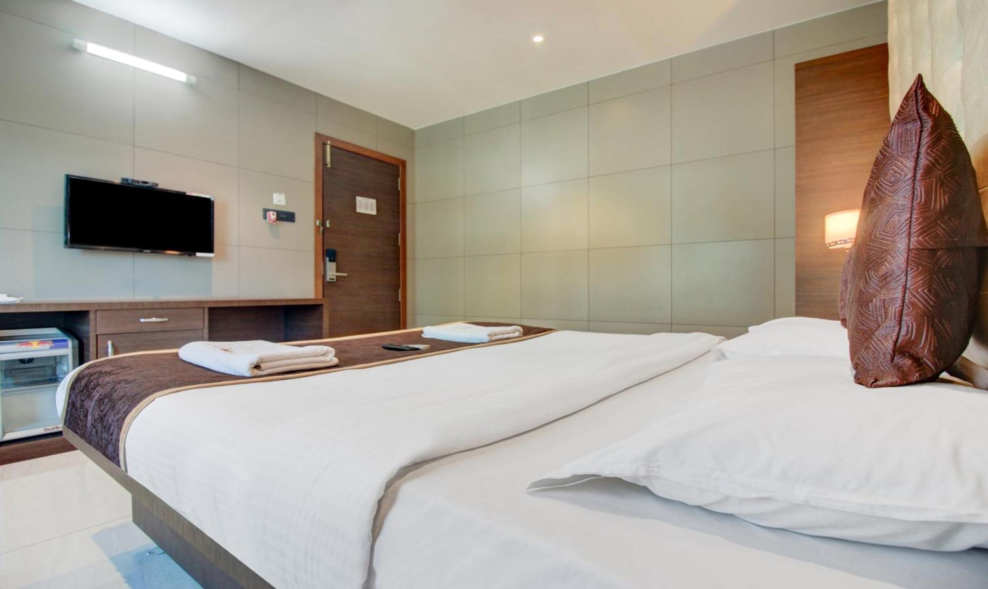 Hotel Leela Kalyān Buitenkant foto