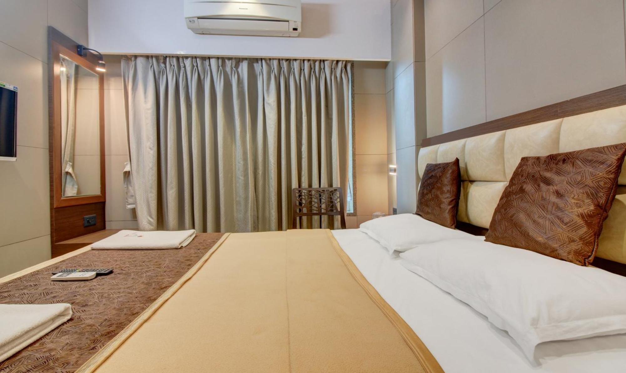 Hotel Leela Kalyān Buitenkant foto